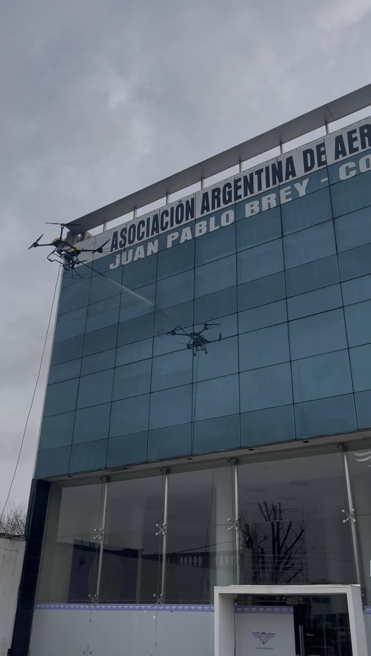 Drones realizando una limpieza técnica en la fachada de un edificio