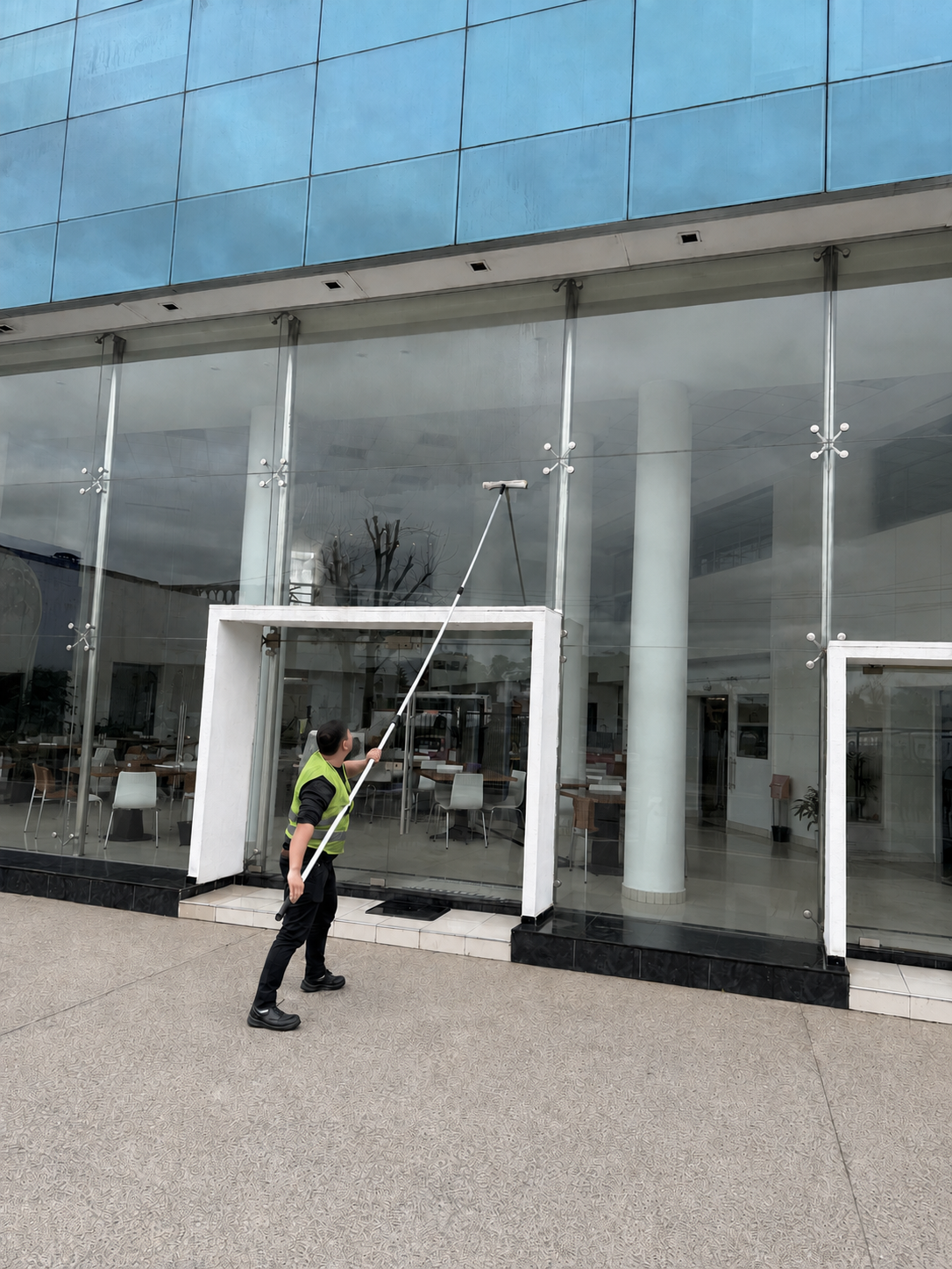 Limpieza profesional de los ventanales de un local comercial